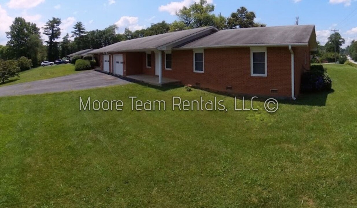 50 Brookside Dr in Hendersonville, NC - Building Photo