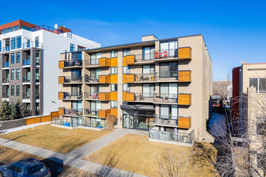 916 Memorial Dr NW in Calgary, AB - Building Photo
