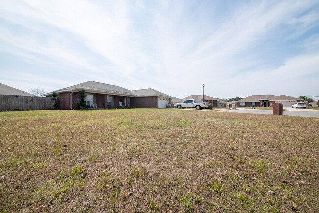 9797 Parker Lake Cir in Navarre, FL - Foto de edificio - Building Photo