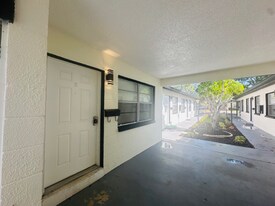 618 93rd Ave N in St. Petersburg, FL - Building Photo