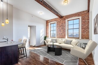 Silk Lofts in Bayonne, NJ - Foto de edificio - Building Photo