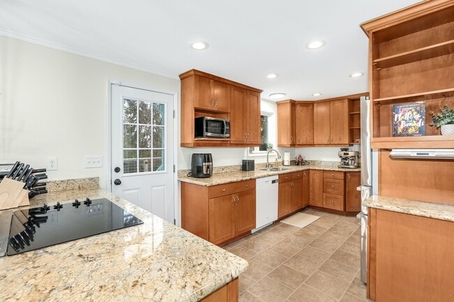 24116 102nd Pl W, Unit A in Edmonds, WA - Foto de edificio - Building Photo