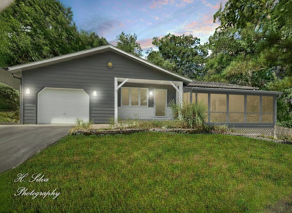 224 Hickory Rd in Oakwood Hills, IL - Building Photo