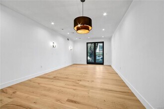 10352 Riverside Dr in Los Angeles, CA - Foto de edificio - Building Photo