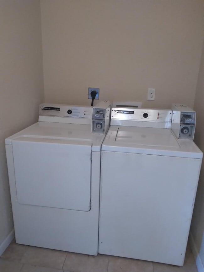 711 S Poplar St in Carbondale, IL - Building Photo - Building Photo