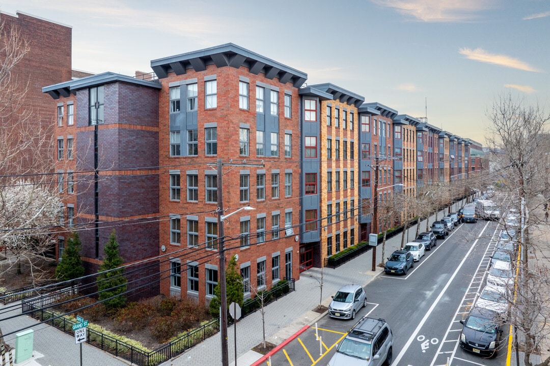 Huntington Condominiums in Hoboken, NJ - Building Photo