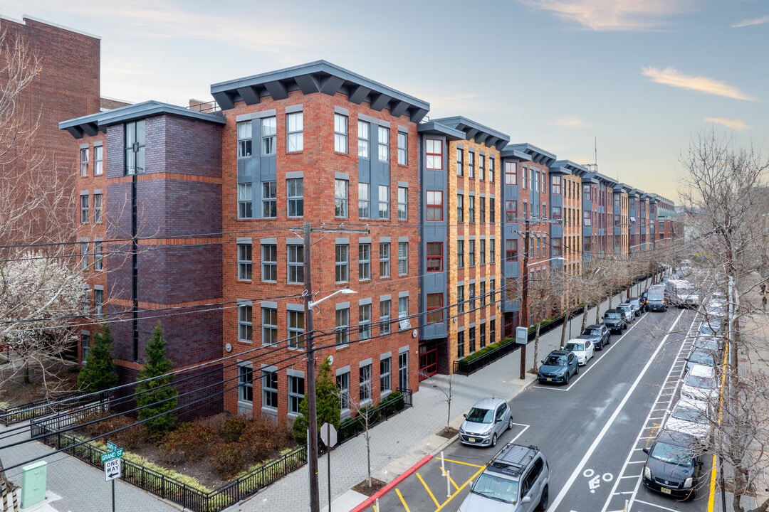 Huntington Condominiums in Hoboken, NJ - Building Photo