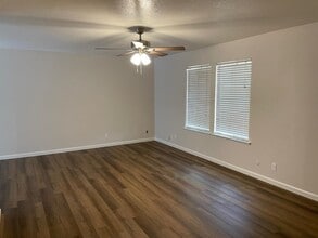 363 Florinda St in Hanford, CA - Foto de edificio - Building Photo