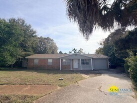 303 Sikes Cir NW in Fort Walton Beach, FL - Building Photo