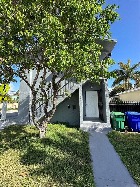 1687 SW 10th St-Unit -Lower in Miami, FL - Building Photo