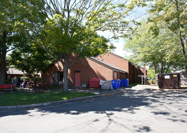 Elm Grove Apartments in West Hartford, CT - Foto de edificio - Building Photo