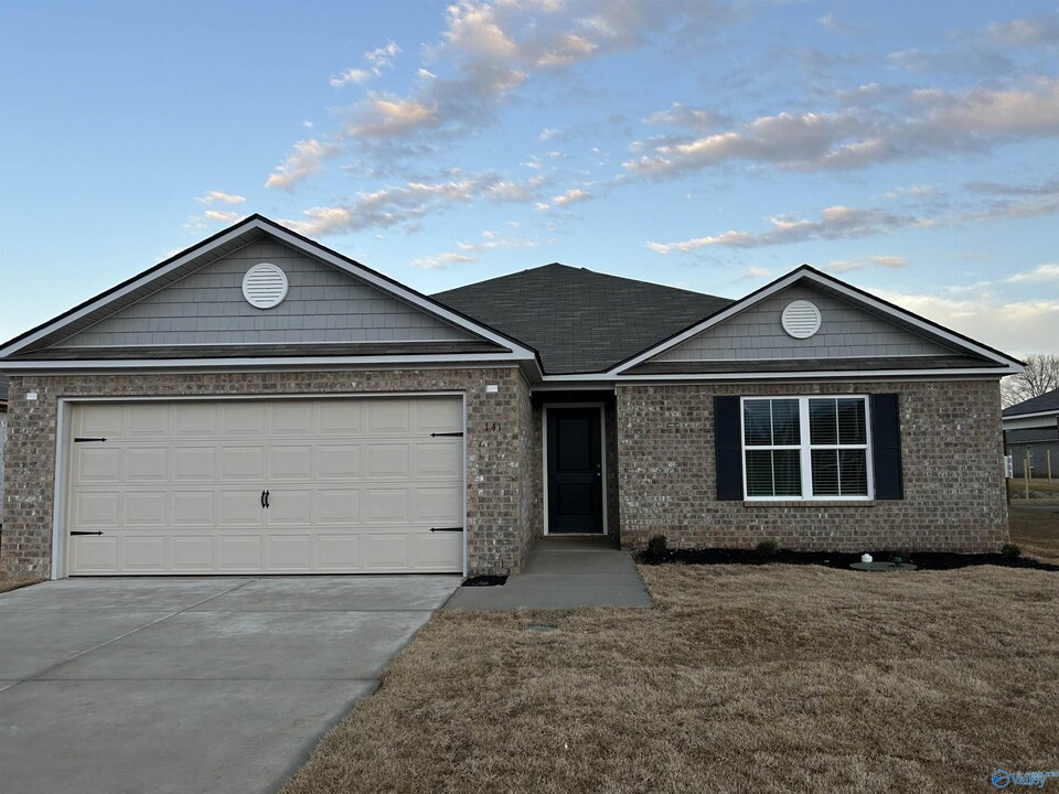 141 Point Cadet Ave in Toney, AL - Foto de edificio