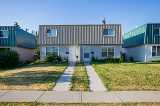 7575 Bowness Rd NW in Calgary, AB - Building Photo - Building Photo