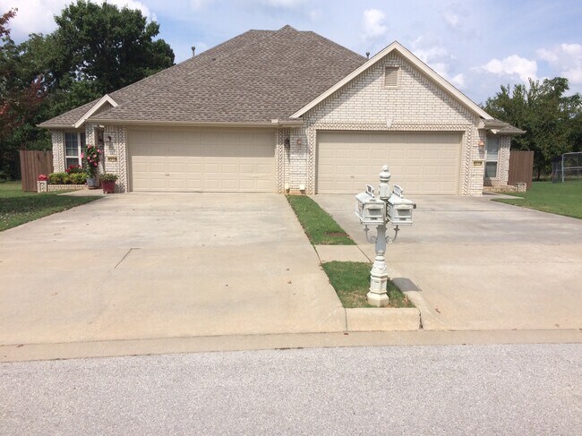 6210 W Milliken Bnd in Fayetteville, AR - Foto de edificio - Building Photo