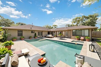 5438 Briarbend Dr in Houston, TX - Building Photo - Building Photo