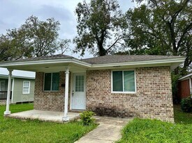 1016 W 42nd St in Savannah, GA - Building Photo