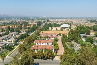 Villas Bonita Apartments in Redlands, CA - Foto de edificio - Building Photo