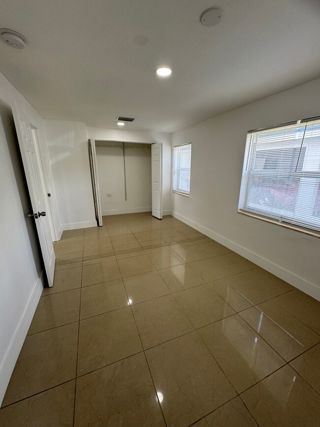 228 NW 13th Ct in Dania Beach, FL - Foto de edificio - Building Photo