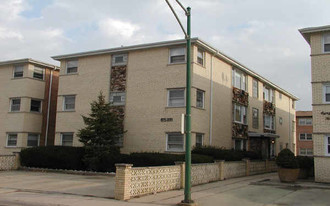 8525 W Catalpa Ave Apartments