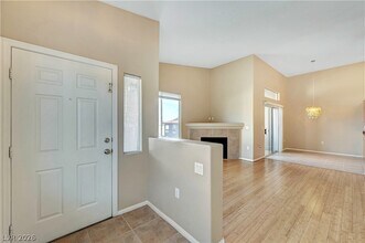 2305 W Horizon Ridge Pkwy in Henderson, NV - Foto de edificio - Building Photo