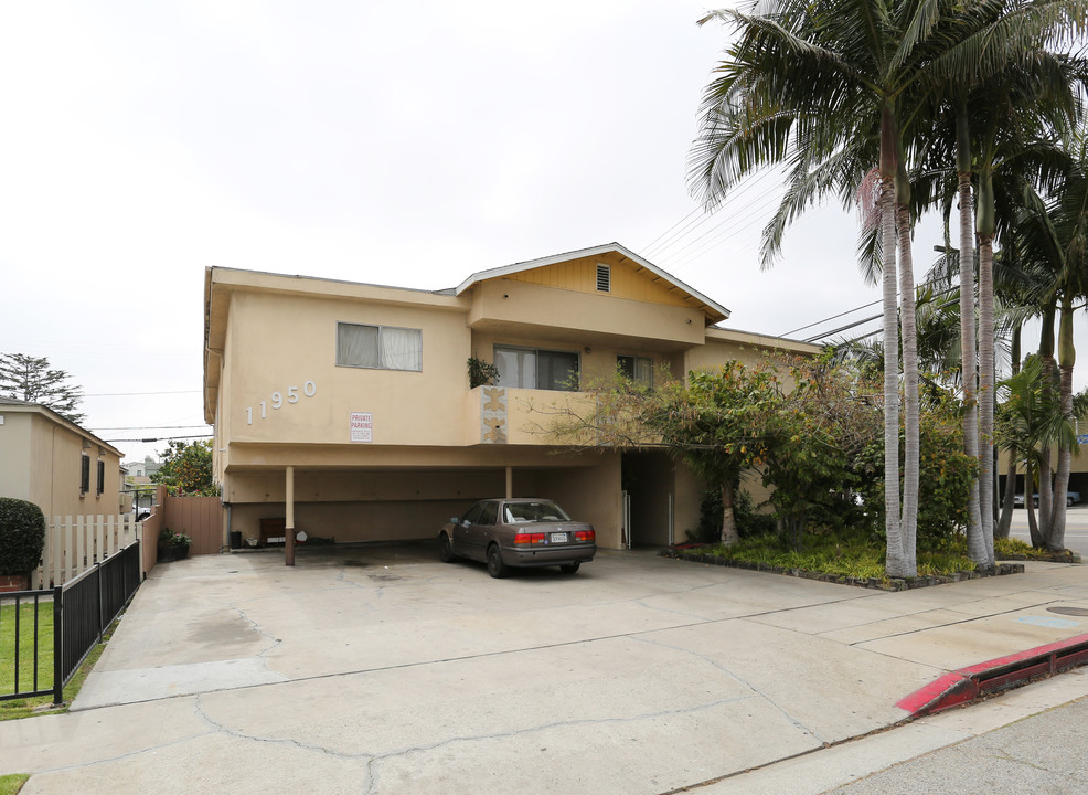 11950 Courtleigh Dr in Los Angeles, CA - Foto de edificio