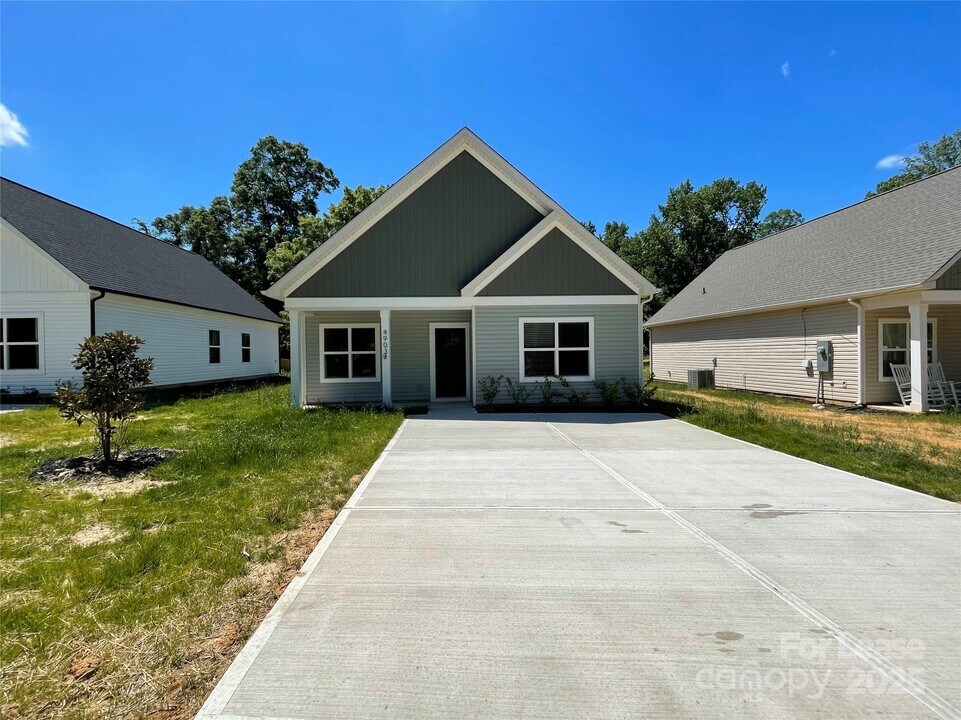 4903 Victoria Ave in Charlotte, NC - Building Photo