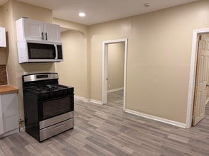 182 Quequechan St, Unit Apt 3 in Fall River, MA - Building Photo - Building Photo