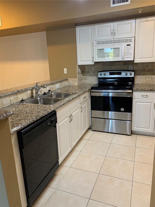 2620 S University Dr in Davie, FL - Foto de edificio - Building Photo