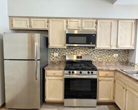 125 Capella Ct in Lake In The Hills, IL - Building Photo - Building Photo