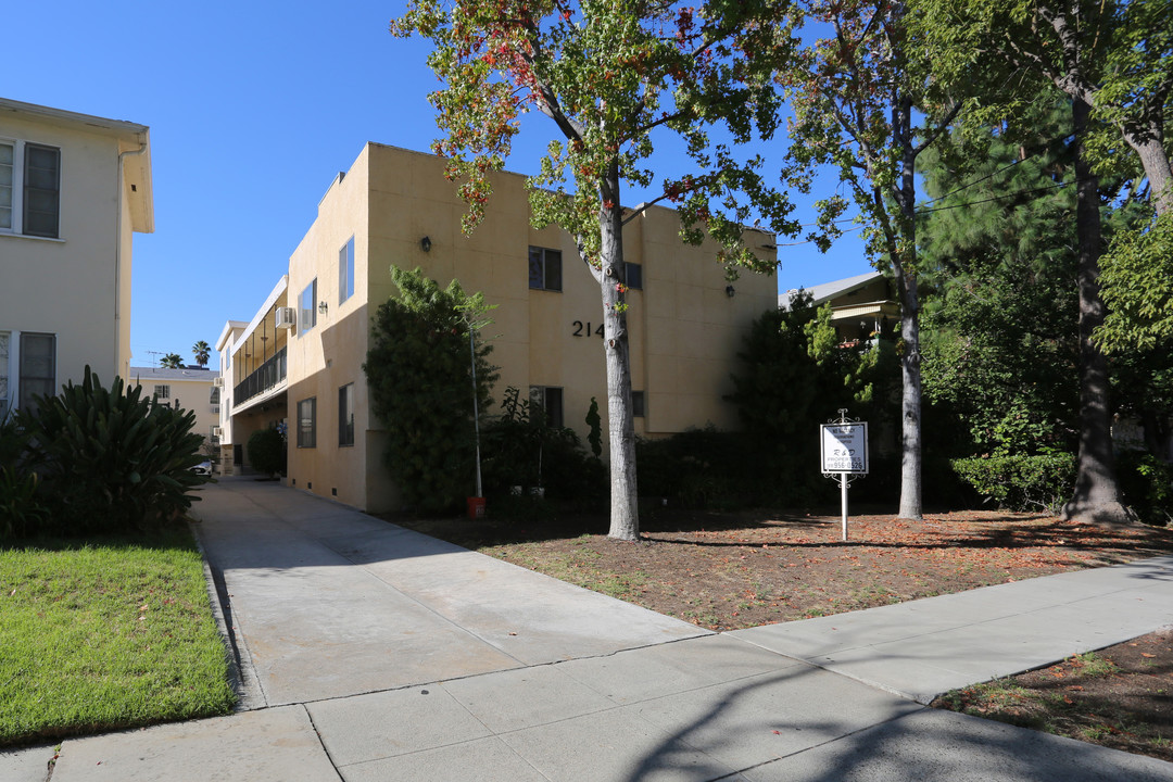 214 E Dryden St in Glendale, CA - Building Photo