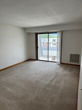 2 Roedean Dr, Unit 303 in Nashua, NH - Building Photo - Building Photo
