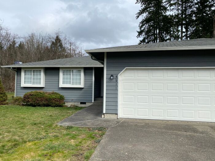 5911 157th St Ct E in South Hill, WA - Foto de edificio