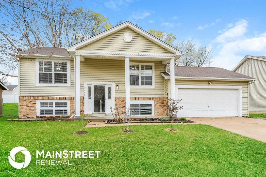 2409 Sundance Dr in O'Fallon, MO - Building Photo
