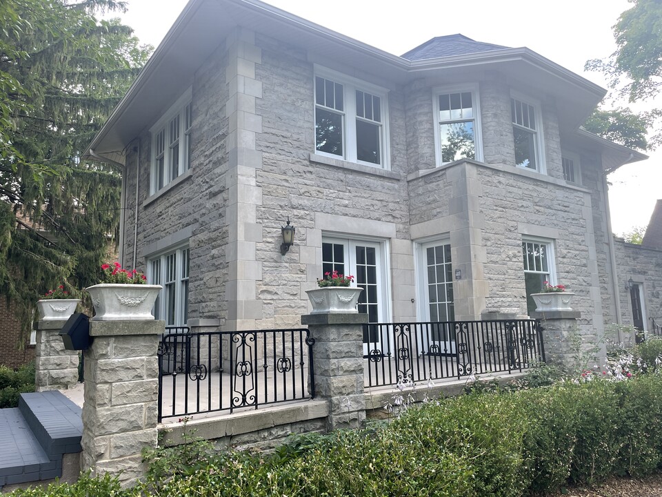 1662 Wealthy St SE in East Grand Rapids, MI - Foto de edificio