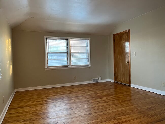 338 E Oklahoma Ave, Unit 4 in Milwaukee, WI - Foto de edificio - Building Photo