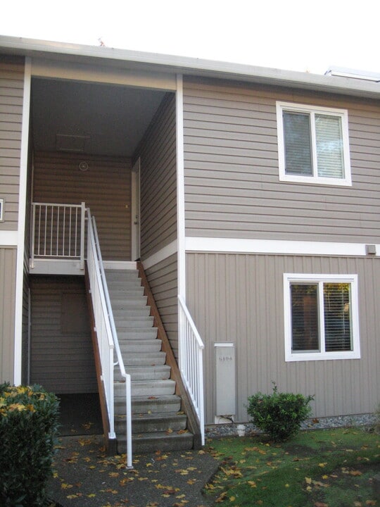 12429 NE 130th Ct, Unit G207 in Kirkland, WA - Foto de edificio