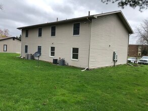 615 N Washington St, Unit 609 in Angola, IN - Foto de edificio - Building Photo