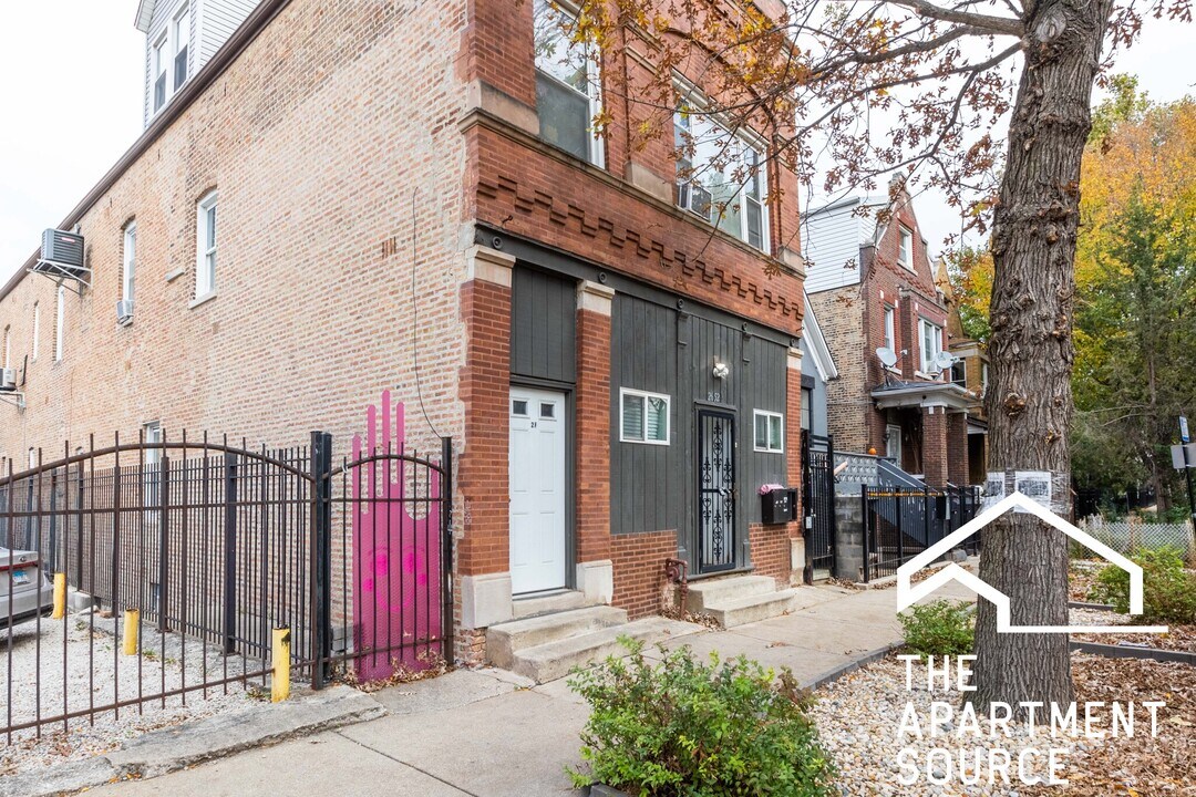 2651 W 23rd Pl, Unit 2F in Chicago, IL - Building Photo