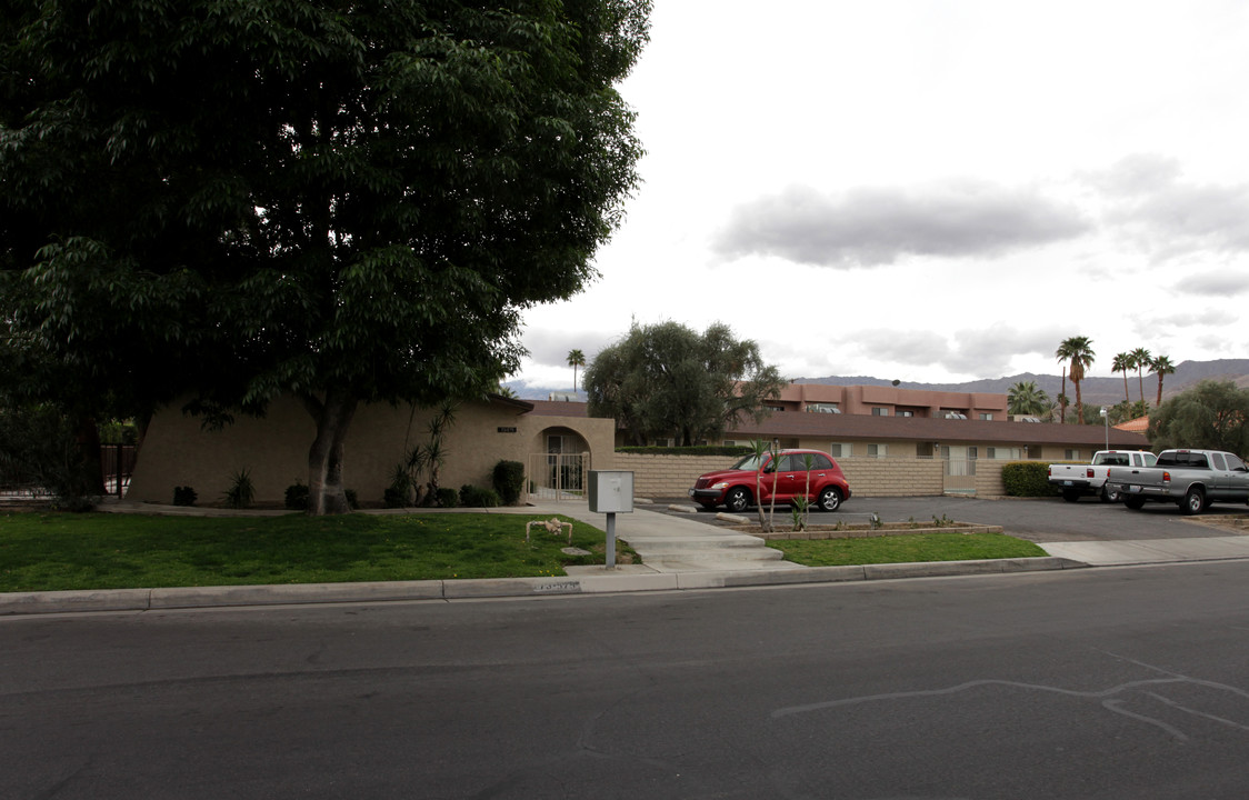 73575 Catalina Way in Palm Desert, CA - Foto de edificio