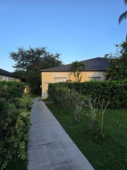 1052 Universal Rest Pl in Kissimmee, FL - Building Photo