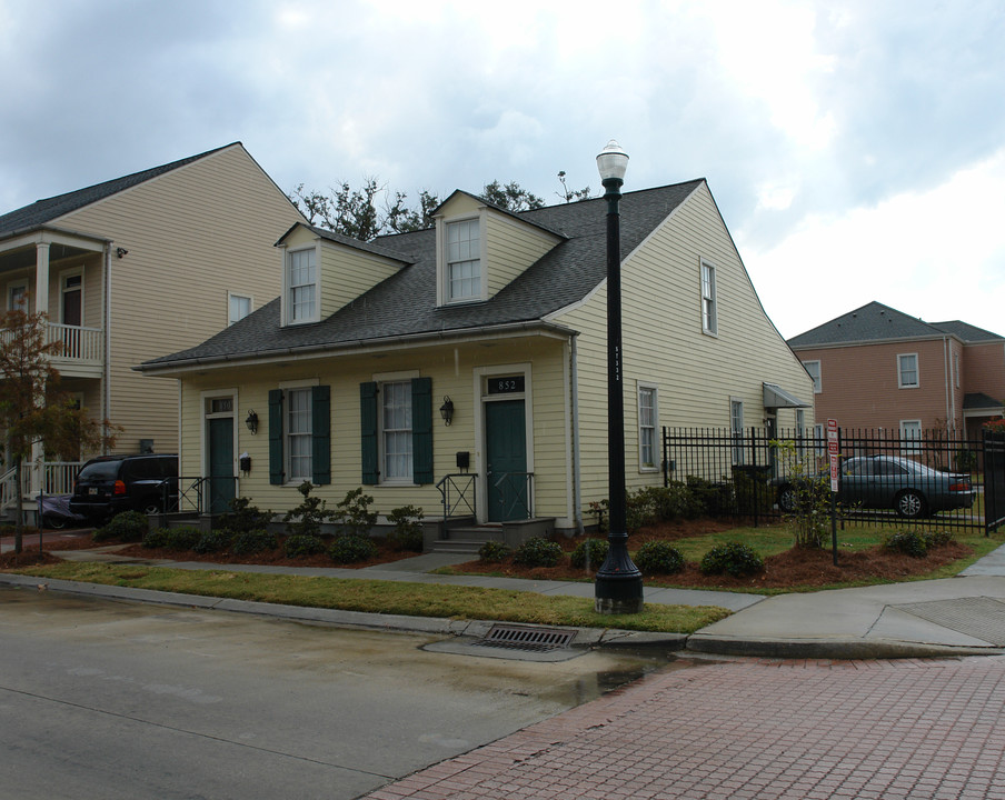 852 St Mary Dr in New Orleans, LA - Building Photo