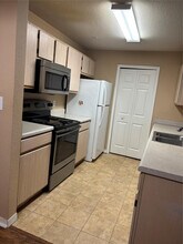 5475 Vineland Rd in Orlando, FL - Building Photo - Building Photo