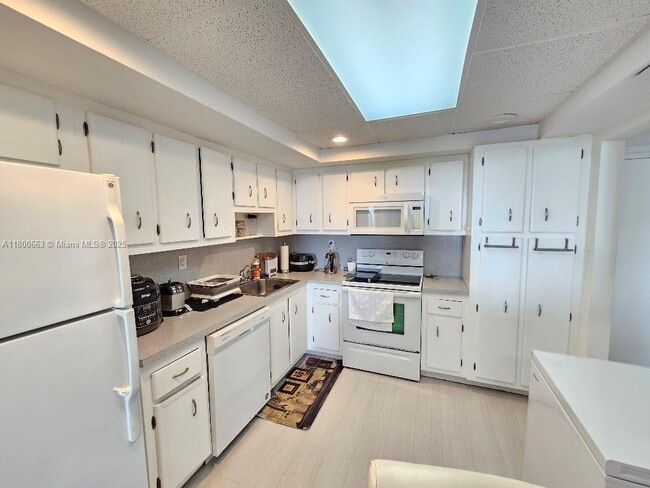 18031 Biscayne Blvd in Aventura, FL - Building Photo - Building Photo