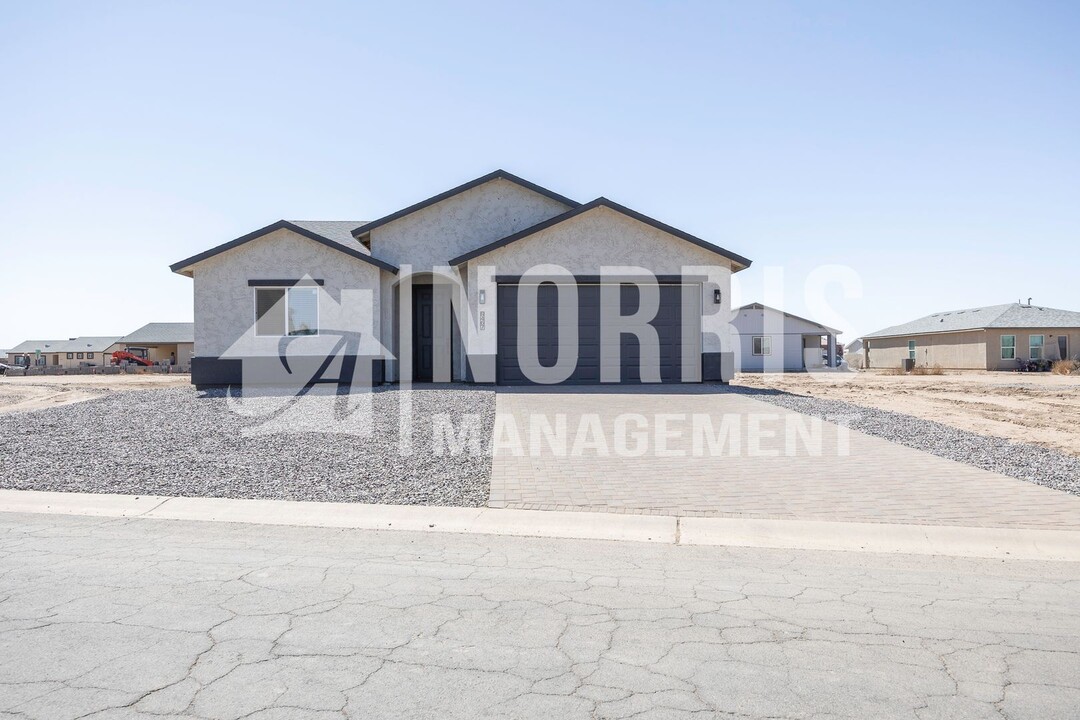 8467 W Oneida Dr in Arizona City, AZ - Foto de edificio