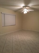 9125 W Highland Pines Dr, Unit 9119 DUPLEX APT in Palm Beach Gardens, FL - Foto de edificio - Building Photo