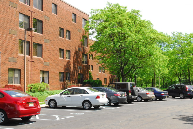 Baldwin Oaks Apartments in Parsippany, NJ - Foto de edificio - Building Photo