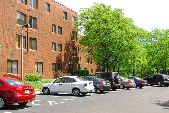 Baldwin Oaks Apartments in Parsippany, NJ - Building Photo - Building Photo