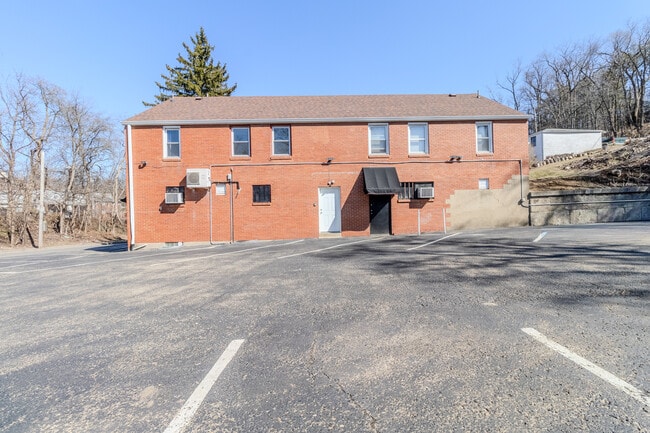 825 5th Ave, Unit 1 in East Mckeesport, PA - Foto de edificio - Building Photo
