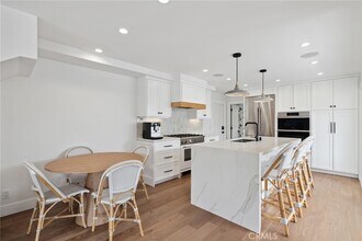 300 Coral Ave in Newport Beach, CA - Foto de edificio - Building Photo