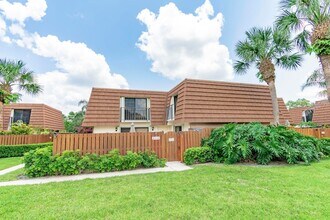 2410 24th Ct in Jupiter, FL - Building Photo - Building Photo